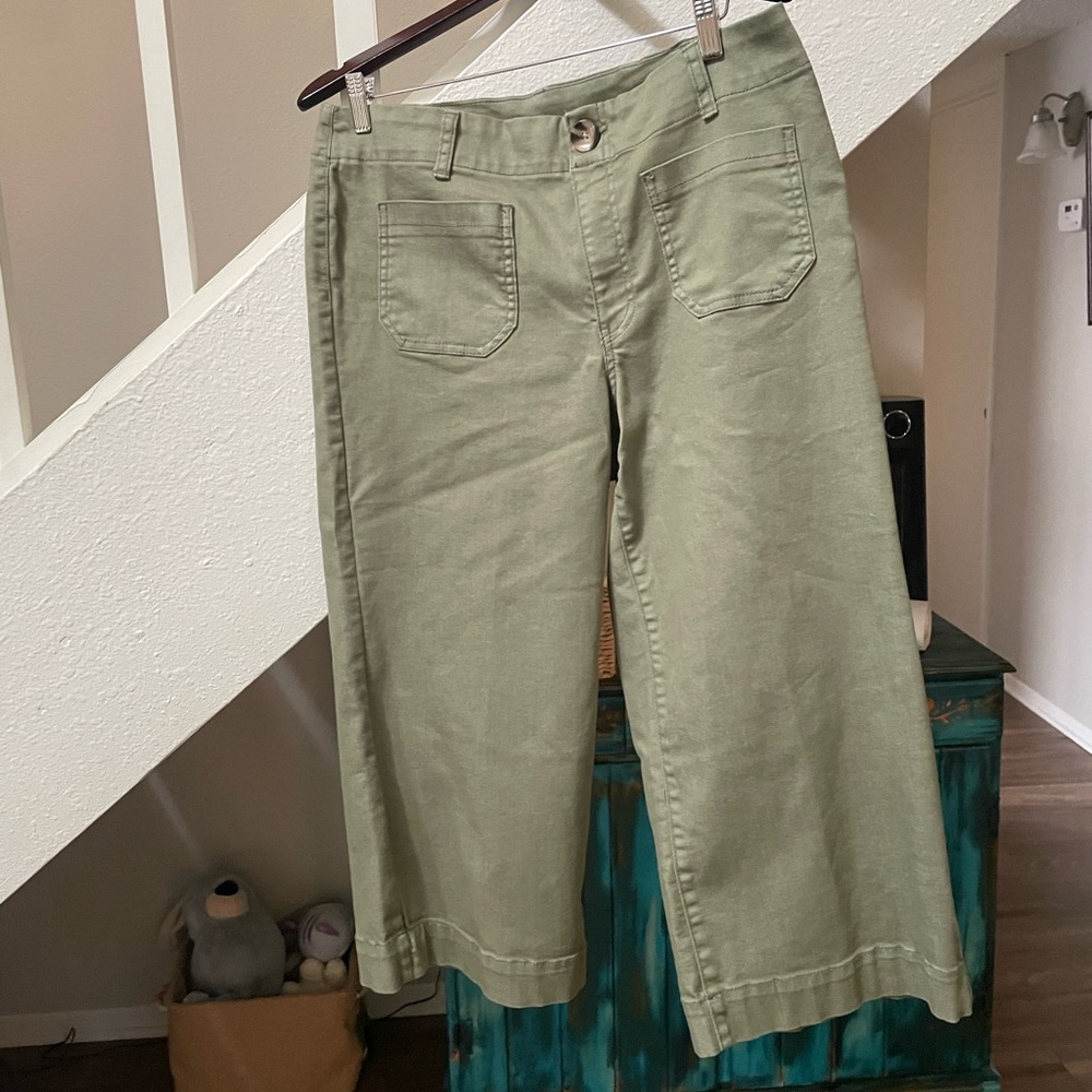 Stylish Olive Green Wide-Leg Cropped Pants with jeans-like feel. Worn once!